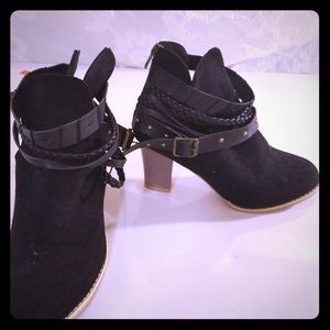 Black Mid Heel Ankle Bootie